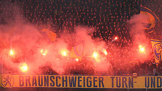 Massiver Einsatz von Pyrotechnik im Derby: Hohe Geldstrafe für Eintracht Braunschweig © 2023 Getty Images